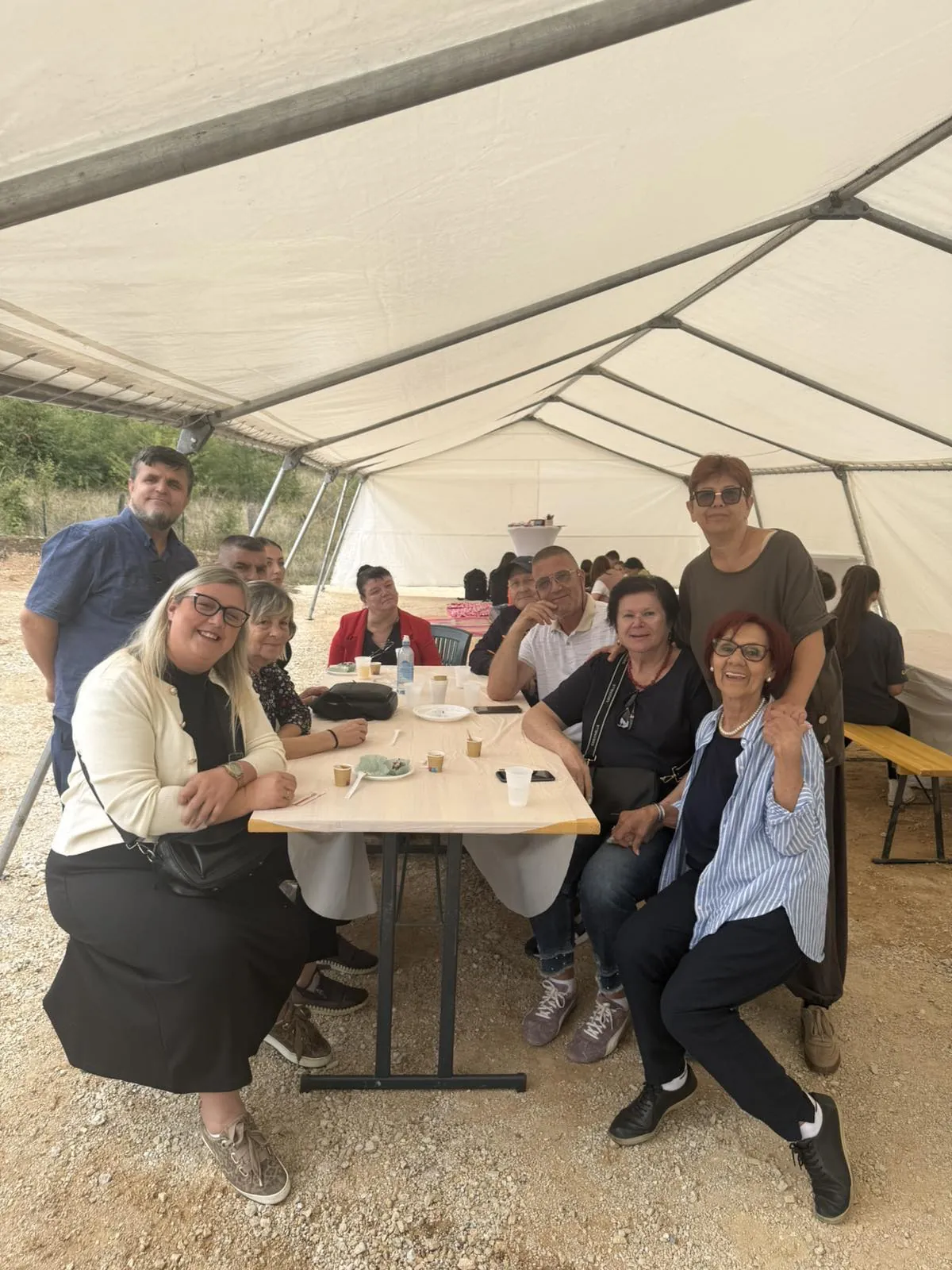 Članovi Saveza zajedno za stolom tokom Team Buildinga